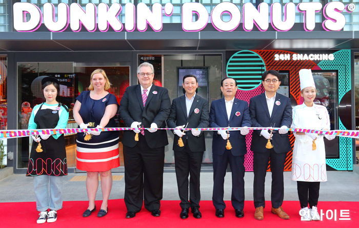 던킨도너츠 강남본점엔 다른 지점에서 먹을 수 없는 ‘스낵메뉴’가 있다
