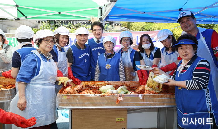 정성껏 담근 ‘김장김치 700포기’ 취약계층에게 선물한 ‘성동구’