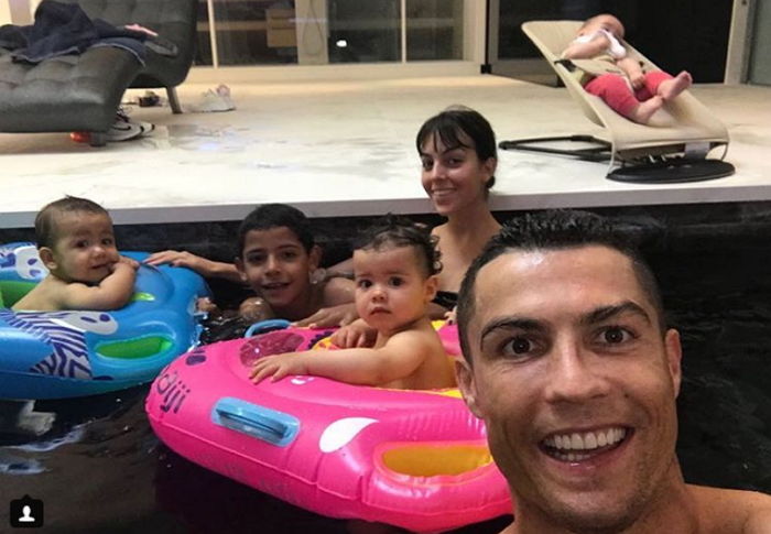 한국 소녀에게 ‘볼뽀뽀’ 받은 뒤 환하게 웃으며 ‘답뽀뽀’ 해주는 호날두