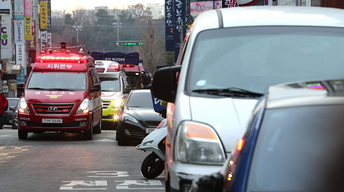 “화재 진압 위해 달리는 소방차 앞에 끼어들면 벌금 ‘100만원’ 낸다”