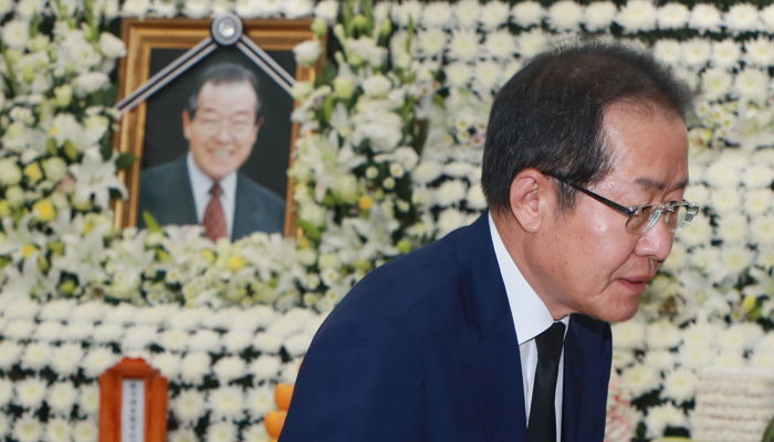 홍준표 “나 나가면 당 지지율 오른다던 친박, 한번 지켜보겠다”