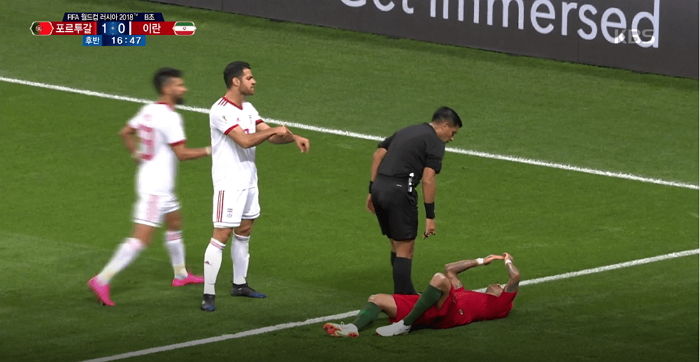포르투갈이 침대 축구 시전하자 시계 가리키며 심판 재촉한 이란