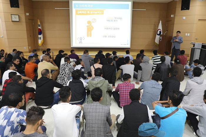 ‘알라신’ 아니면 고개 안 숙인다며 손님에게 인사 안하는 예멘 난민들