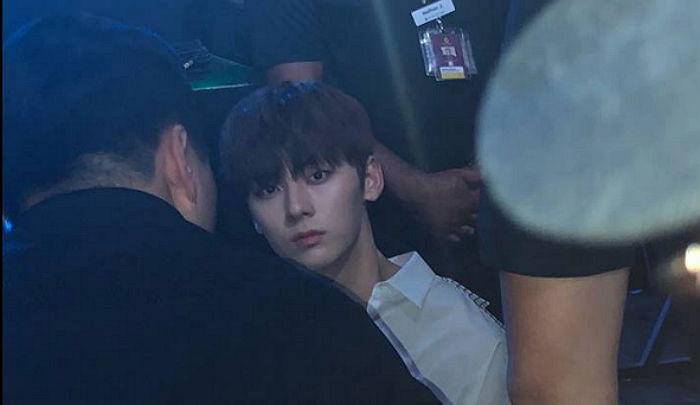 폰카로 막 찍었는데도 액정 뚫을 정도로 ‘세젤잘’ 비주얼 뽐내는 황민현