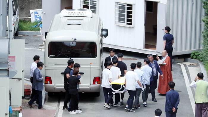 “그곳에선 아픔 없이 행복하길”···눈물 속에 진행된 ‘강진 여고생’ 운구 행렬