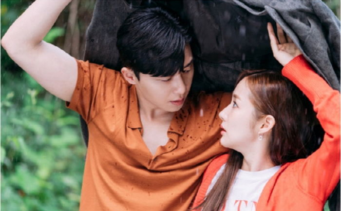 재킷 우산 씌워주며 키스할 듯 얼굴 초밀착하는 ‘직진 부회장’ 박서준