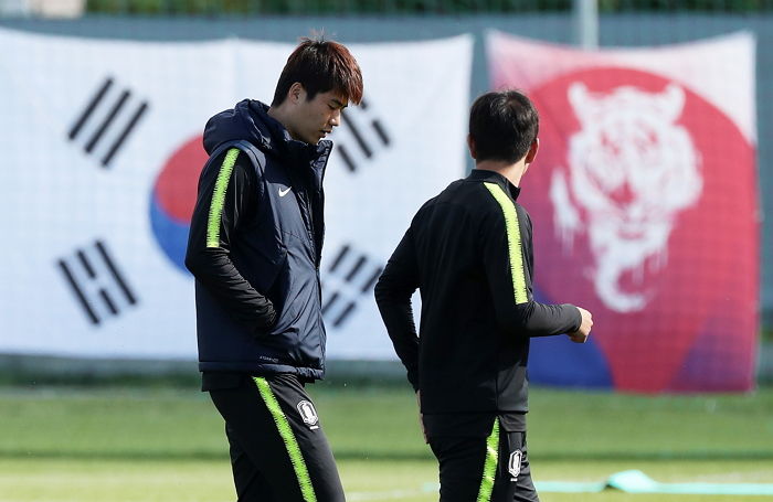 동료들 기 살려주려 아픔 참고 ‘목발’ 없이 훈련 참석한 ‘주장’ 기성용