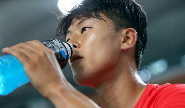 축구 선수들이 경기 도중 ‘물’ 안 삼키고 도로 ‘뱉는’ 이유