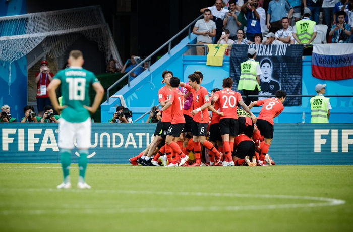 한국에게 0-2 충격패 당한 뒤 너무 슬퍼 고개 못 드는 독일 외질