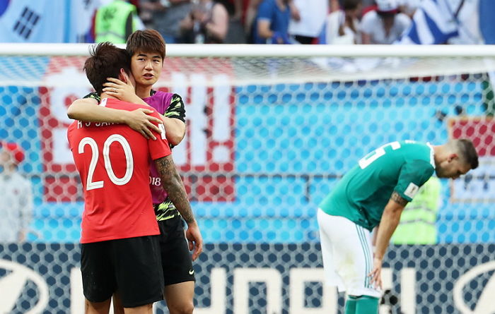 경기 끝나고 엉엉 우는 장현수 꼭 끌어안은 ‘주장’ 기성용의 진짜 리더십