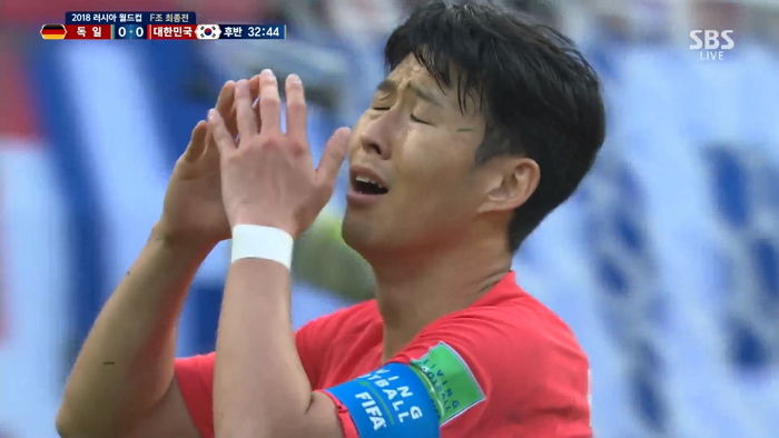 후반 32분, 또다시 득점 기회 놓치고 울먹이는 손흥민