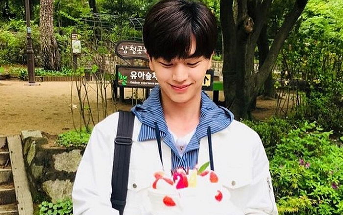 자기 콧날에 손 베이고 아파하는(?) ‘육잘또’ 육성재