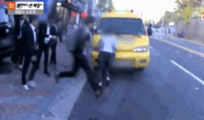 아이들 탄 차 내리막길에 미끄러지자 온몸으로 막아내는 학생들