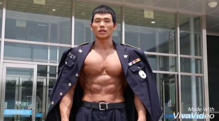 얼음물 쏟아붓는데 꿈쩍도 안 하는 ‘전국 검거율 1위’ 로보캅 경찰관