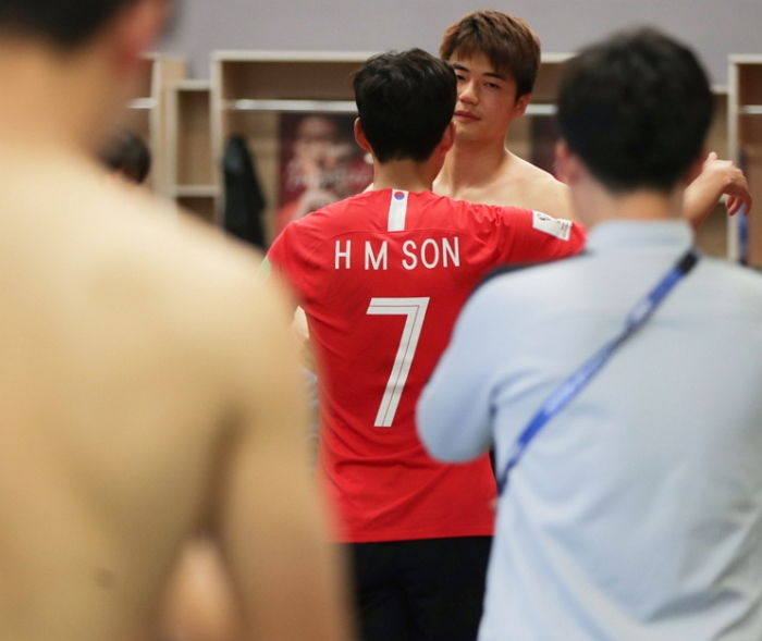 경기 끝난 뒤 형·동생 가리지 않고 모든 선수 다 포옹해주는 손흥민
