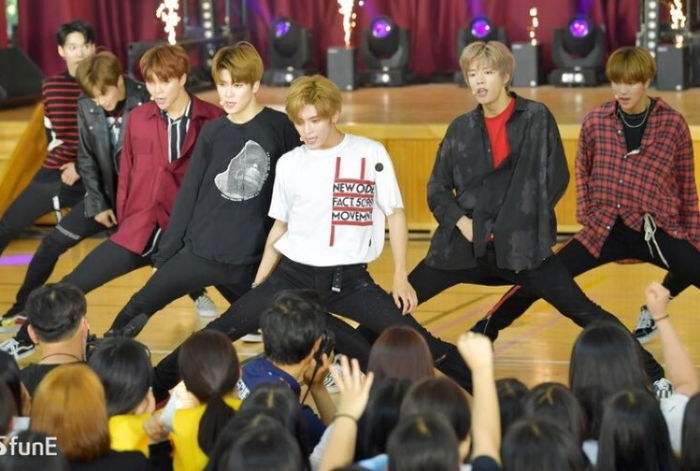 “우리 학교도 와주라ㅠ”···전주사대부고 찾아가 강당서 ‘콘서트’ 연 NCT