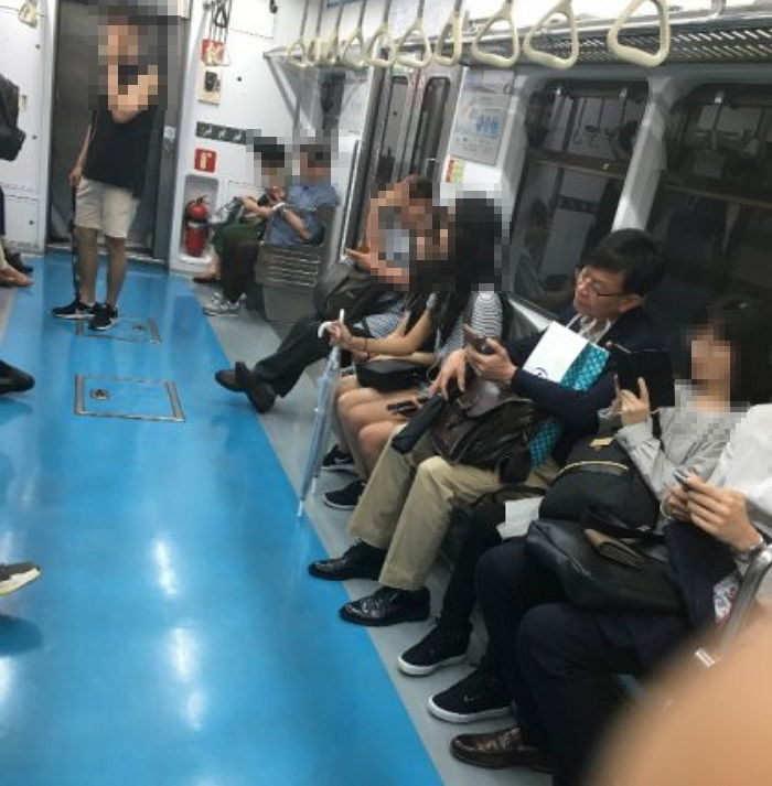 낡은 가방 품에 안고 지하철 이용해 출퇴근하는 정부 고위 관료