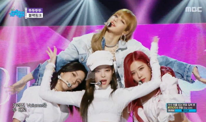 ‘탱크탑+망사스타킹’ 파격 의상으로 시선 강탈한 어제자 블랙핑크 제니