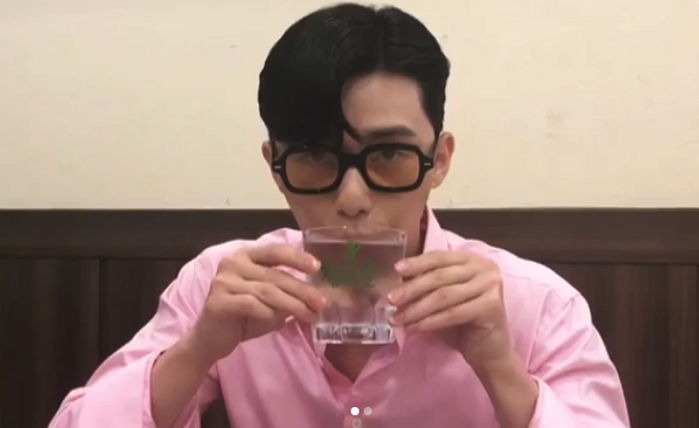 얼굴만한 ‘한방울잔’ 원샷하며 술부심 부리는 ‘재벌남’ 박서준