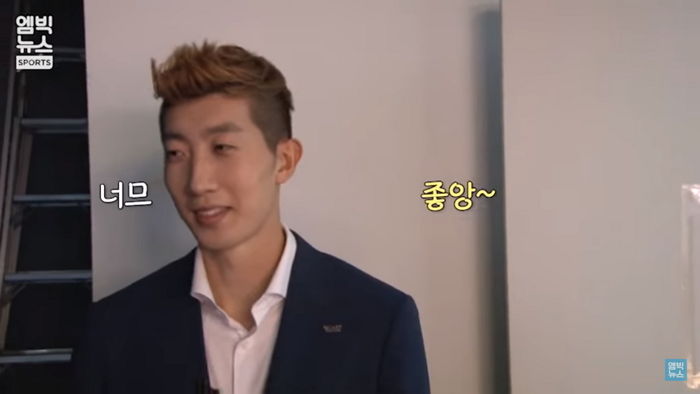 조현우 인터뷰 직전 머리 세심하게 만져주는 ‘사랑꾼’ 아내