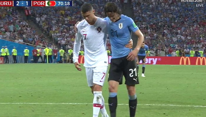 팀 지고 있는데도 필드에 쓰러진 상대 선수 먼저 부축해준 ‘인성甲’ 호날두