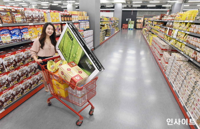 “창고형 할인점 상품, 이제 홈플러스에서!”…소비자 끌어 모으는 ‘홈플러스 스페셜’