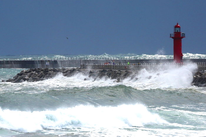 장맛비 내리는데 ‘휴대폰’ 빠졌다고 깊은 바다로 뛰어든 10대들