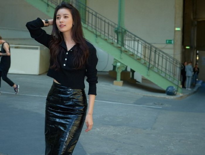 올블랙 패션으로 파리 샤넬쇼 등장해 ‘청순섹시미’ 뽐낸 한효주