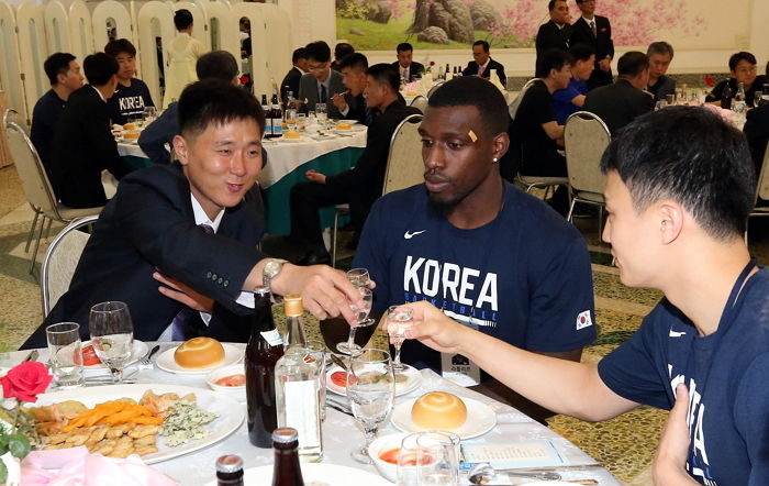 한국으로 귀화했다가 얼떨결에 북한 방문하고 ‘멘탈 털린’ 미국 출신 농구선수