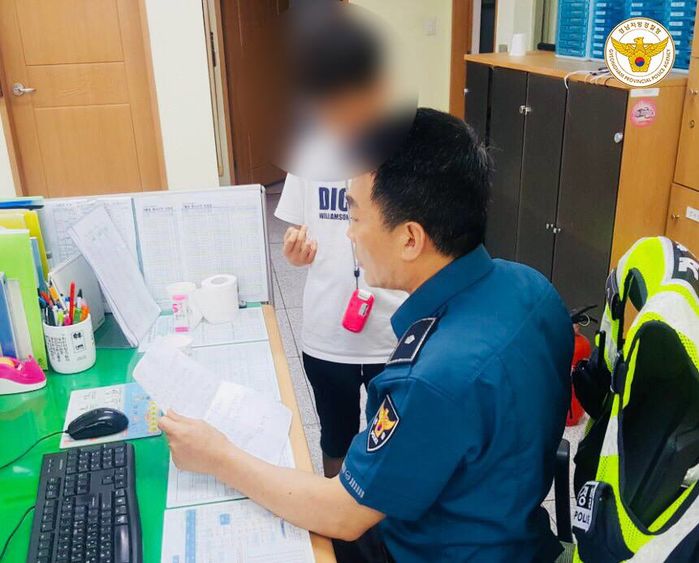 자기 지갑에 손댄 아들 ‘경찰’에 신고해 참교육한 엄마