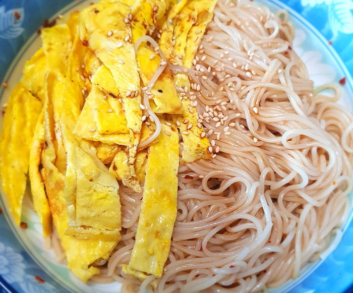 “중독성 강한 꿀맛”···엑소 백현 ‘픽’으로 유명해진 ‘계란간장국수’ 레시피