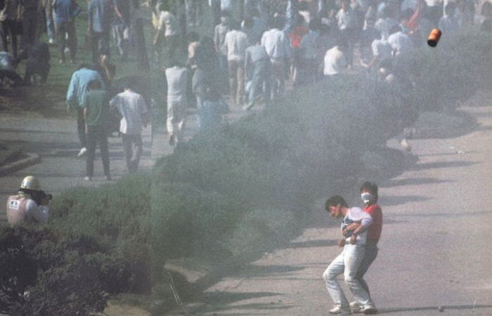 “오늘은 전두환 독재정권에 맞섰던 ‘이한열 열사’가 최루탄에 쓰러져 숨진 날입니다”