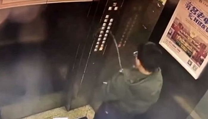 재미로 엘리베이터 번호판에 ‘소변 테러’했다가 합선돼 내부에 갇혀버린 소년