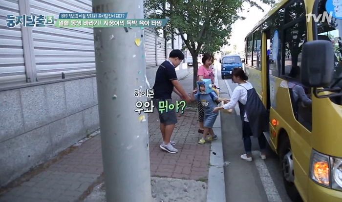 비상금 털어 막내 동생 과자 사주고 귀여워 어쩔줄 몰라하는 ‘중3’ 형아