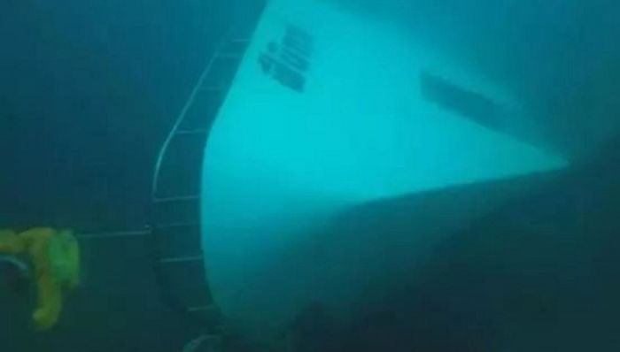 유람선 전복되자 여친에게 ‘구명보트’ 양보하고 ‘12시간’ 만에 발견된 남성