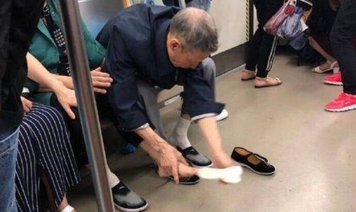 ‘폭우’에 양말 다 젖은 아내 위해 자기 신발 벗어준 ‘사랑꾼’ 할아버지