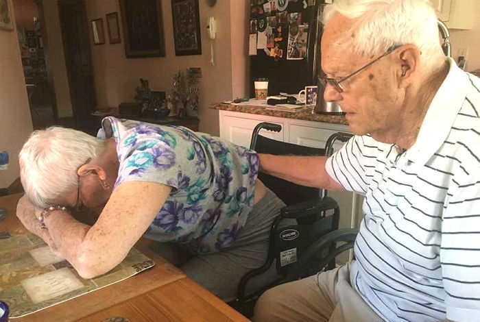 ‘치매’ 걸린 할머니는 엄마가 이미 돌아가셨다는 말에 눈물을 펑펑 쏟아냈다