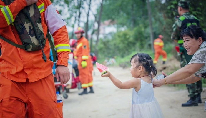 폭염에 쉬지도 못하고 일하는 소방관 삼촌 위해 ‘수박’ 건네는 ‘천사 소녀’