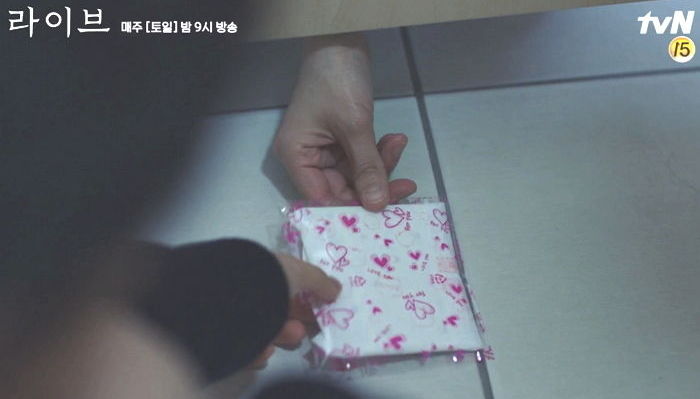 “친한 친구가 저를 ‘생리대 자판기’로 생각하고 있어 고민입니다”