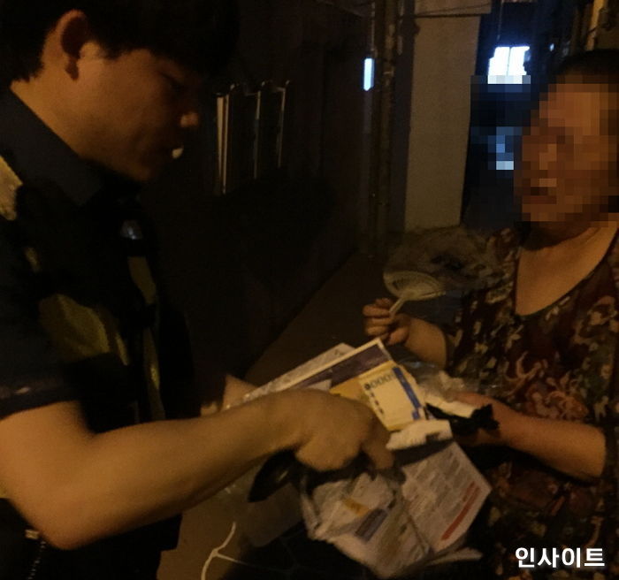 쓰레기장 뒤져 60대 여성이 5년 동안 모은 ‘기초생활수급비’ 찾아준 경찰