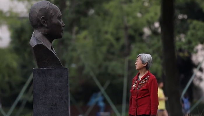 ‘치매’로 기억 다 잃고도 매일 남편 얼굴 새겨진 ‘동상’ 찾아오는 할머니