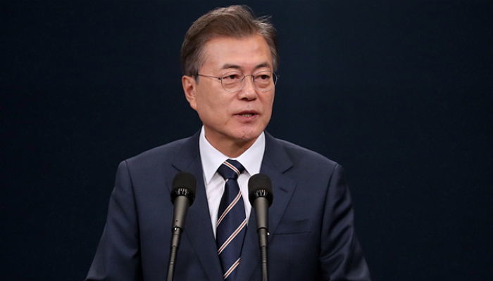 문 대통령 지지율 61.7%로 급락...취임 이후 최대 하락폭