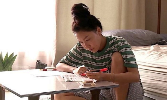 “방학 때 내 모습 보는줄···” 머리 상투 틀고 ‘밥상’에 앉아 공부하는 화사