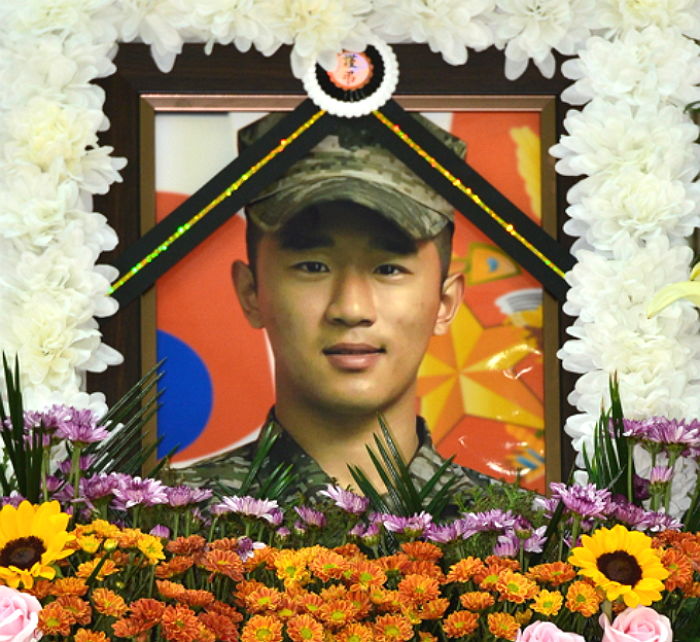 ‘헬기 추락사’한 해병대원 영정 앞에 ‘우정샷’ 놓고간 중학교 친구들