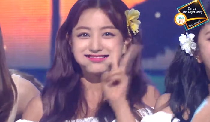 1위 공약 지키며 입안에 얼음 한가득 물고 ‘다람쥐’로 변신한 트와이스 멤버들