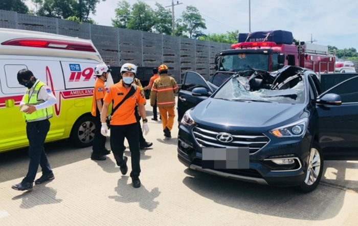 트럭서 빠진 80kg 대형 바퀴에 정면으로 맞아 일가족 4명 사상