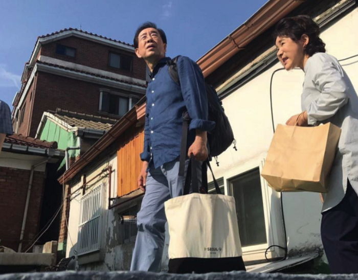 후줄근한 티 입고 쓰레기 청소하는 박원순 시장 옥탑방 생활 근황