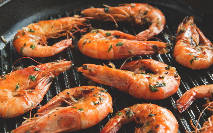 “지금 홈플러스 가면 팔딱팔딱 뛰는 싱싱한 새우 40마리 1만 2900원에 살 수 있다”