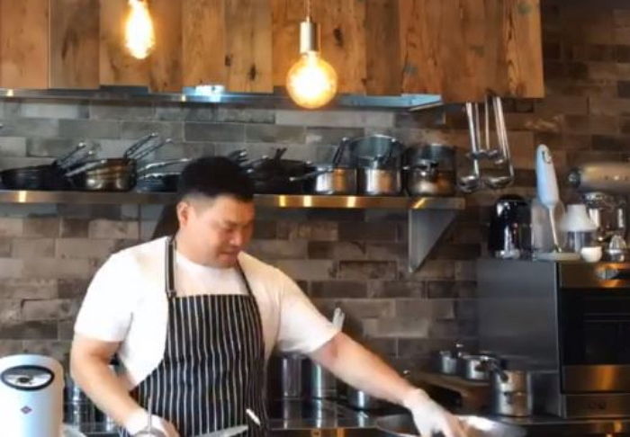 ‘집행유예’ 선고된 후 한층 밝아진 모습으로 요리하고 있는 ‘마약혐의’ 이찬오