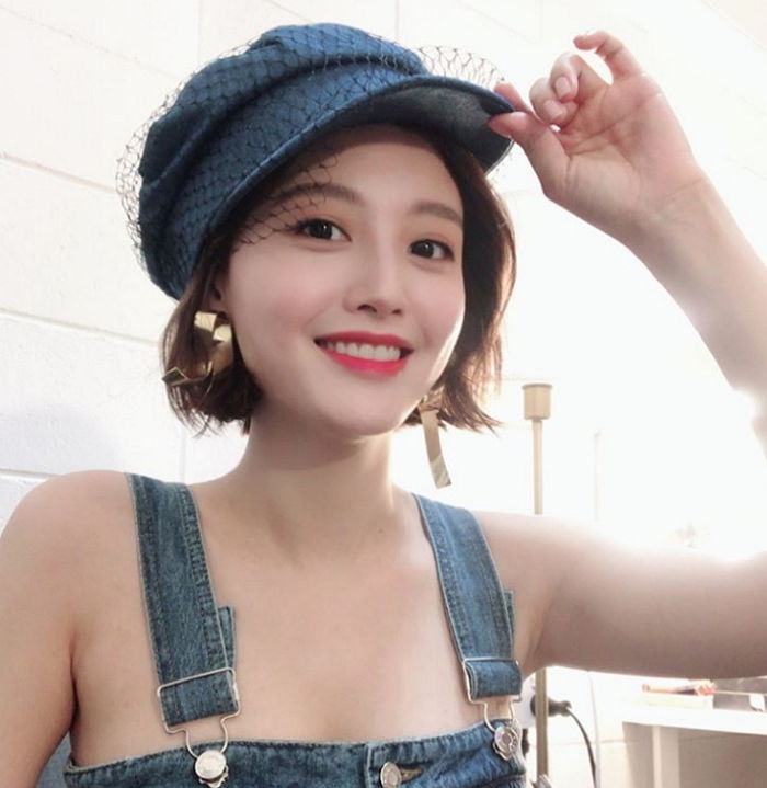 청멜빵만 입고 동그란 어깨라인 뽐내며 ‘치명美’ 뿜뿜한 김재경